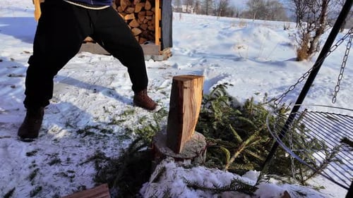 Brennholzvorbereitung im Winter