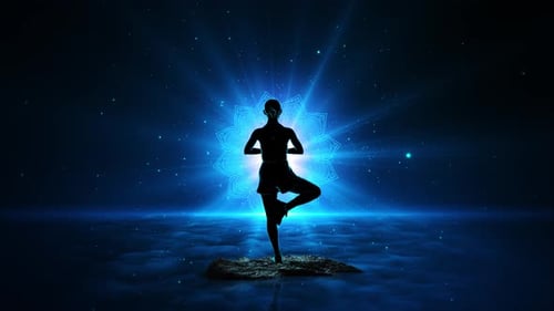 Méditation de yoga cosmique avec rayons lumineux et paysage nuageux Joyeuse fille méditante pratiquant le yoga Copie