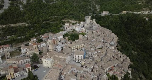 Luftaufnahme der Stadt und des Schlosses von Pacentro, Italien.