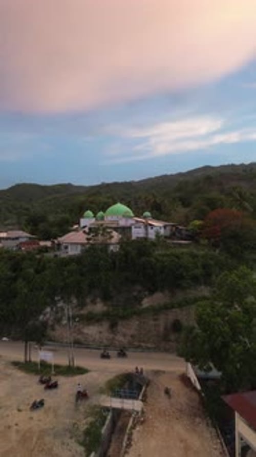 Vue aérienne d'une mosquée sur la colline le soir au coucher du soleil