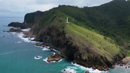 Eine atemberaubende Drohnenaufnahme fängt den Leuchtturm ein, der hoch auf einer Küstenklippe steht und einen Blick auf den