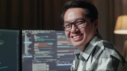 Closeup de programador sorrindo para a câmera enquanto criava um engenheiro de software desenvolvendo aplicativo, programa