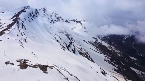 Vue aérienne du versant du mont Cheget au printemps