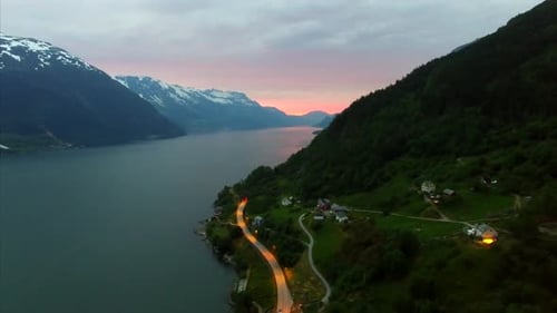 Luftbilder von Bergsee und Stadt: Erleben Sie die perfekte Harmonie von Natur und Zivilisation 4K