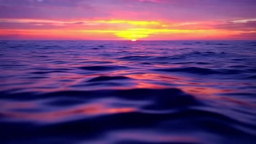 Wunderschöner tropischer Sonnenuntergang über plätscherndem lila Meerwasser