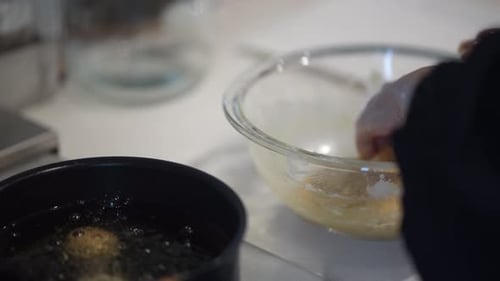 Eine Frau macht Sata Andagi