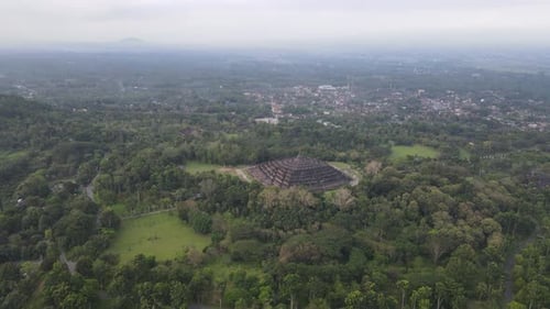 Vue aérienne du temple de Borobudur à Java, en Indonésie. Prise de vue panoramique avec vue sur la forêt.