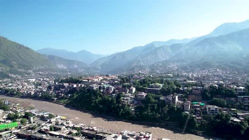 Belle vue aérienne du paysage urbain de Muzaffarabad, avec la rivière et les montagnes lointaines, capitale de l'AJK