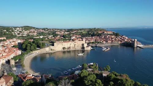 Vista aérea del puerto de Collioure con barcos y costa, Francia.