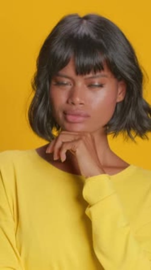 Une personne remarquable pose en toute confiance avec une expression réfléchie