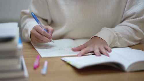 femme étudiant à la maison