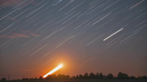 Zeitraffer, ungewöhnlicher Sonnenaufgang, natürlicher Hintergrund, Sterneneffekt am Himmel, Tagesanbruch, Spur der Sonne darüber