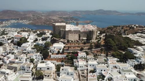 Grèce, île de Patmos, Drone montrant le monastère de Holly sous un angle parfait de gauche à droite