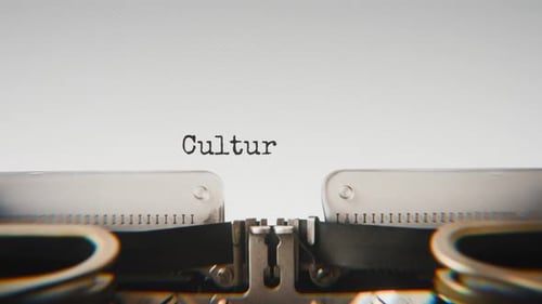 Antigua máquina de escribir mecánica que escribe Íconos culturales de cerca.