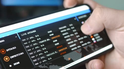 La navigation cartographique des cyberattaques sur l'écran d'un smartphone affiche diverses informations techniques dans lesquelles il est seul