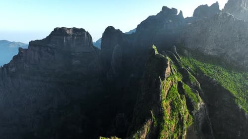 Bergkette bei Sonnenuntergang Golden Hour Sharp Peak bei Sonnenaufgang Naturgipfel Panorama Madeira