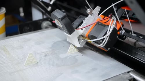 3D-Drucker, der ein Objekt druckt Ein 3D-Drucker, der Objekt aus geschmolzenem Kunststoff druckt