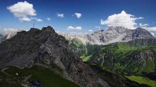 Vue panoramique grand angle sur le sommet d'une montagne dans les Alpes autrichiennes près du Liechtenstein