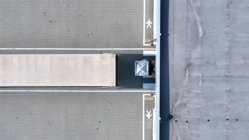 Camion manœuvrant dans la zone de chargement de l'entrepôt