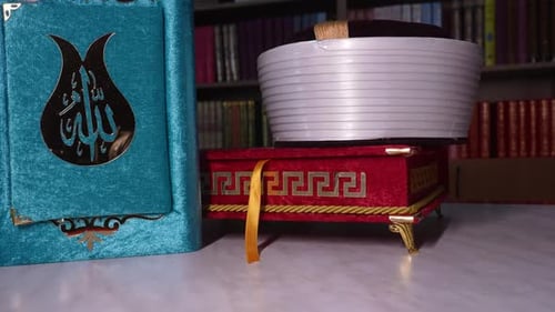 Religiöses Konzept mit Koran und Imam Sarik im Hintergrund einer Bibliothek