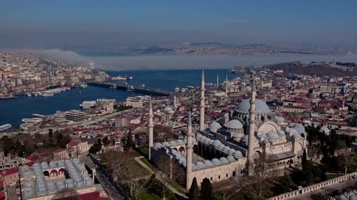 Vue aérienne de la mosquée Süleymaniye, de la Corne d'Or et du pont d'Istanbul
