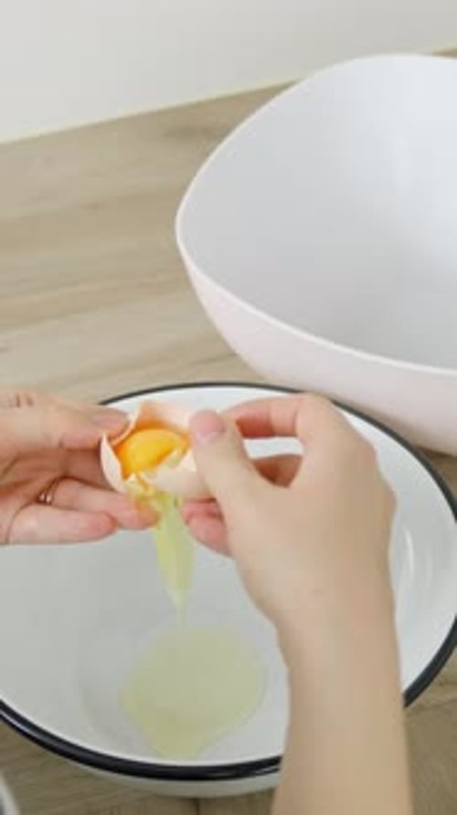 Abrir el huevo y separar la yema y la clara en tazones para preparar el tiramisú