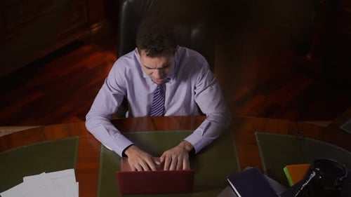 Un professionnel travaillant dans un environnement professionnel tout en utilisant efficacement un ordinateur portable