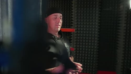 Discussion animée en studio avec des accents rouges