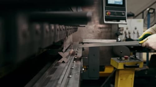 Metallbiegeverfahren mit einer Biegemaschine sicher arbeiten Der Handbediener, der einen Handschuh trägt, hält
