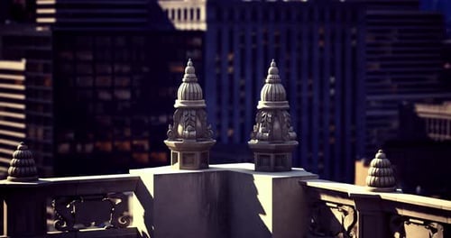 Detalles arquitectónicos de un edificio histórico en un paisaje urbano