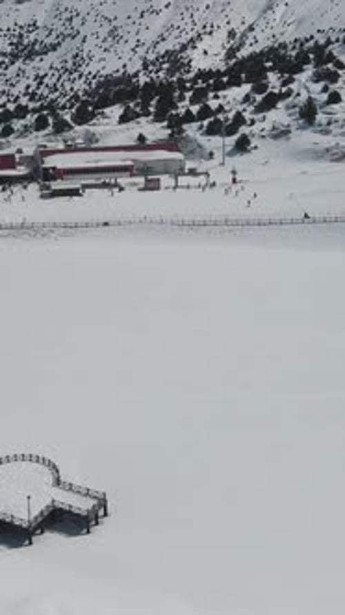 Blick von oben auf das Skigebiet