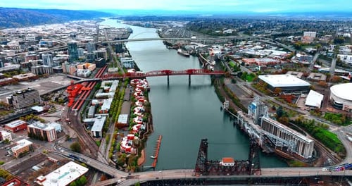 Flug über die Brücken am Willamette River in Portland, Oregon, USA.