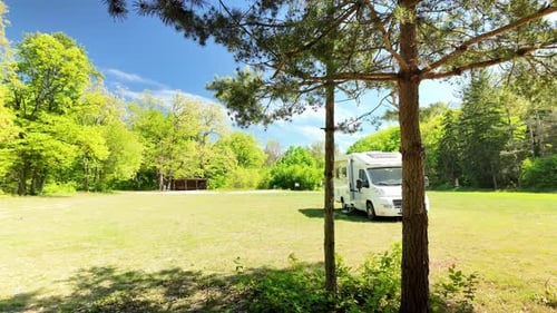 Plaza de aparcamiento para autocaravanas en un bosque remoto y tranquilo