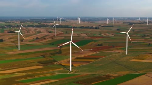 Windturbinen in Aktion in Windparks zur Förderung der Entwicklung erneuerbarer Energien