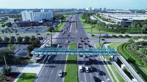 Centro de Orlando, Florida, Estados Unidos. Toma de corriente cerca de la vía rápida.