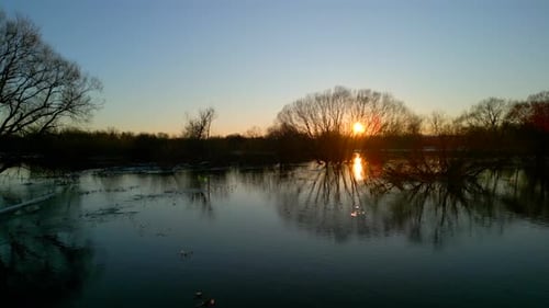 Luftaufnahme des Wintersees bei Sonnenuntergang