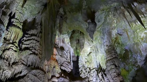 Innere der Kumistavi-Höhle, bekannt als Prometheus-Höhle,