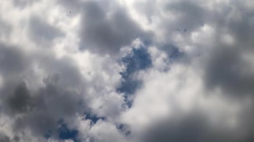 Wirbelnde Wolken im Zeitraffer. Ein faszinierender Zeitraffer fängt
Wolken ein, die sich über ihnen bewegen und wirbeln