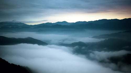 The sea of clouds surging on the ground and the moving clouds in the sky.