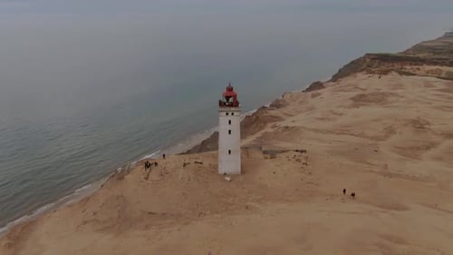 Ralenti, survol du phare de Rubjerg Knude à Rubjerg, au Danemark.