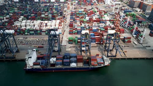 Port d'expédition de marchandises avec chargement de conteneurs de fret pour expédition