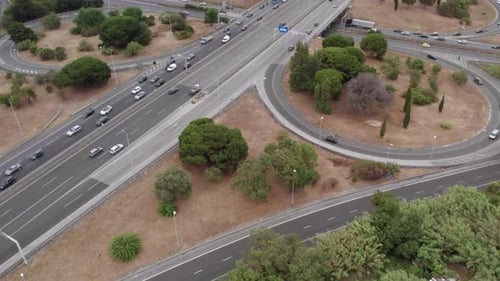 Der Verkehr navigiert durch den Cloverleaf Interchange