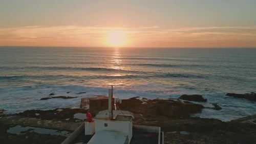 Horizonte aéreo dorado al atardecer sobre un hermoso océano infinito Puesta de sol naranja brillante