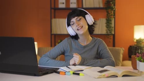 Glückliche Studentin, die Musik hört.