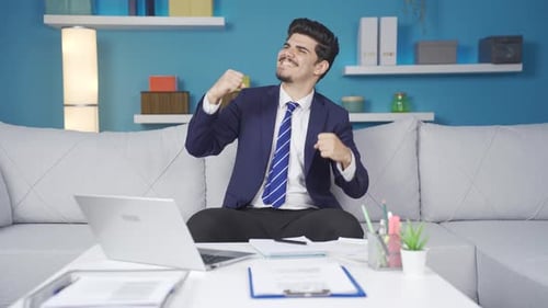 Satisfecho de que su negocio va bien, el hombre baila.