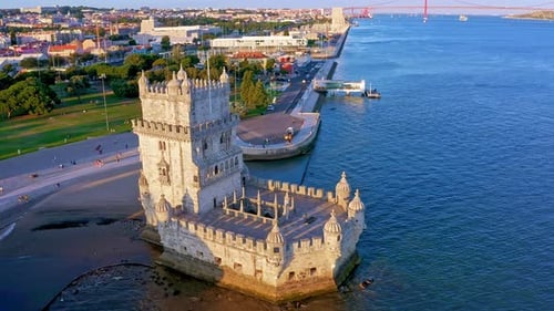 Drone survole la tour de Belém sur le Tage, Lisbonne, Portugal, par une journée ensoleillée