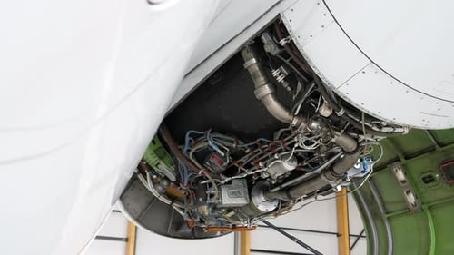 Nahaufnahme einer offenen Flugzeugturbine, Rolls Royce Engine. Nach rechts schwenken, niedriger Winkel