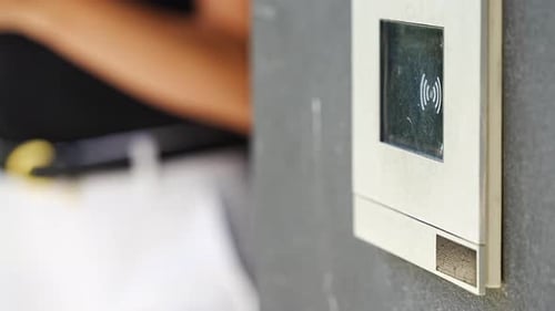 Interphone d'immeuble d'appartements moderne avec clavier et système d'accès sans contact résidentiel sécurisé