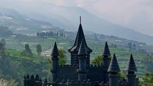 Château médiéval de Negeri Kahyangan avec l'Indonésie rurale en arrière-plan, vue aérienne