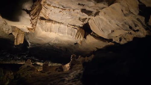 Stalaktiten und Stalagmiten wurden während der Erkundung in einer wunderschönen Höhlenumgebung gefunden